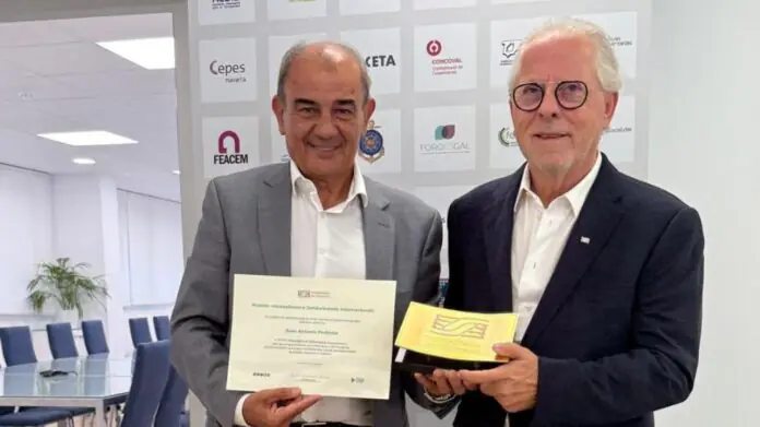 Luís Alberto Silva, Presidente da UMP, entrega Prémio Mutualismo e Solidariedade Internacional a Juan Pedreño Luís Alberto Silva, Presidente da UMP, entrega a Juan Pedreño o Prémio Mutualismo e Solidariedade, durante missão realizada em Espanha