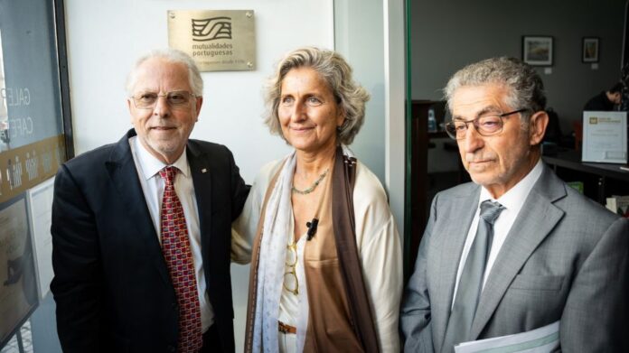 Placa da UMP descerrada n’A Previdência Portuguesa Placa da UMP descerrada n’A Previdência Portuguesa